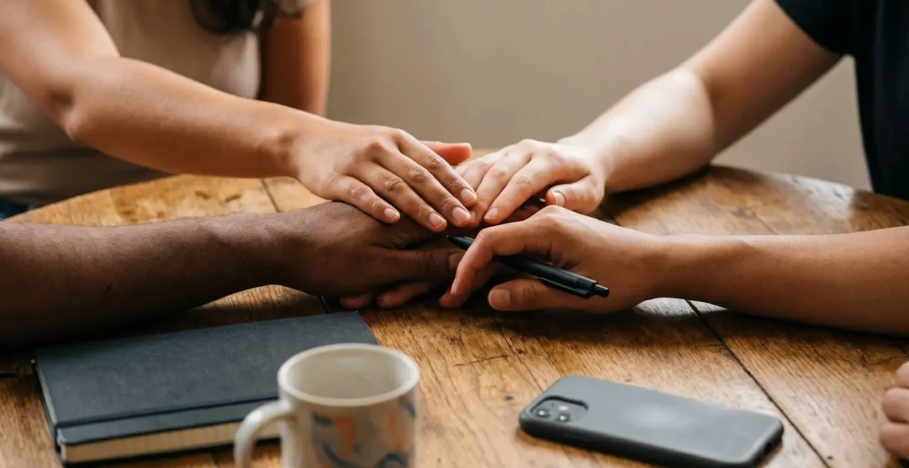 Mains de plusieurs personnes se rejoignant pour symboliser un accord collectif et la solidarité