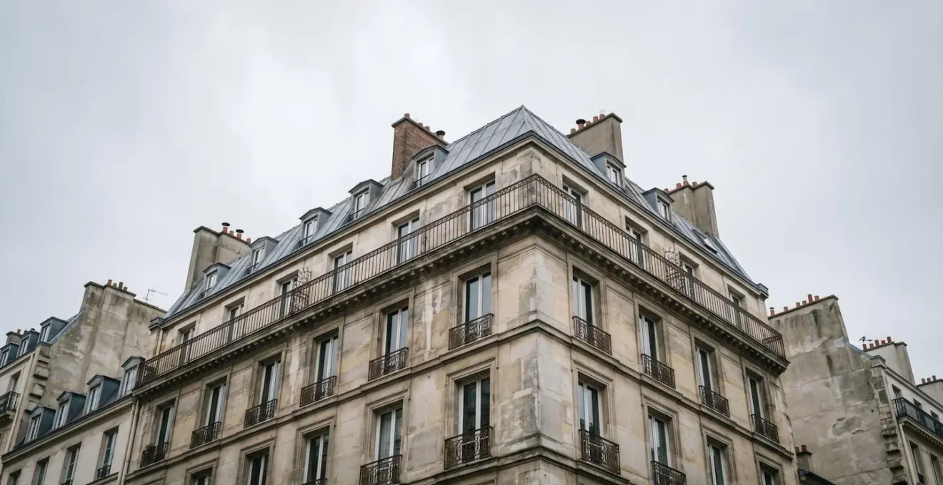 Vue d'ensemble d'un immeuble ancien montrant des signes d'infiltration et de défaut d'entretien