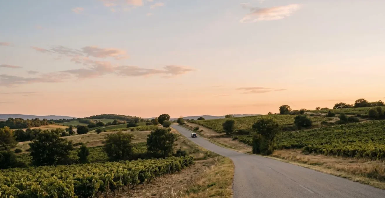 Route de campagne française en zone rurale illustrant les trajets des petits rouleurs